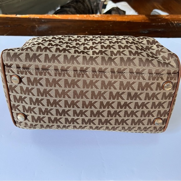 Michael Kors Bedford LG Duffle Satchel Bag in beige/ebony in excellent condition - Picture 3 of 7